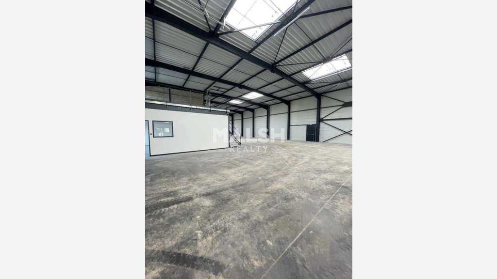 Local d'activités 325m² à louer à Décines-Charpieu