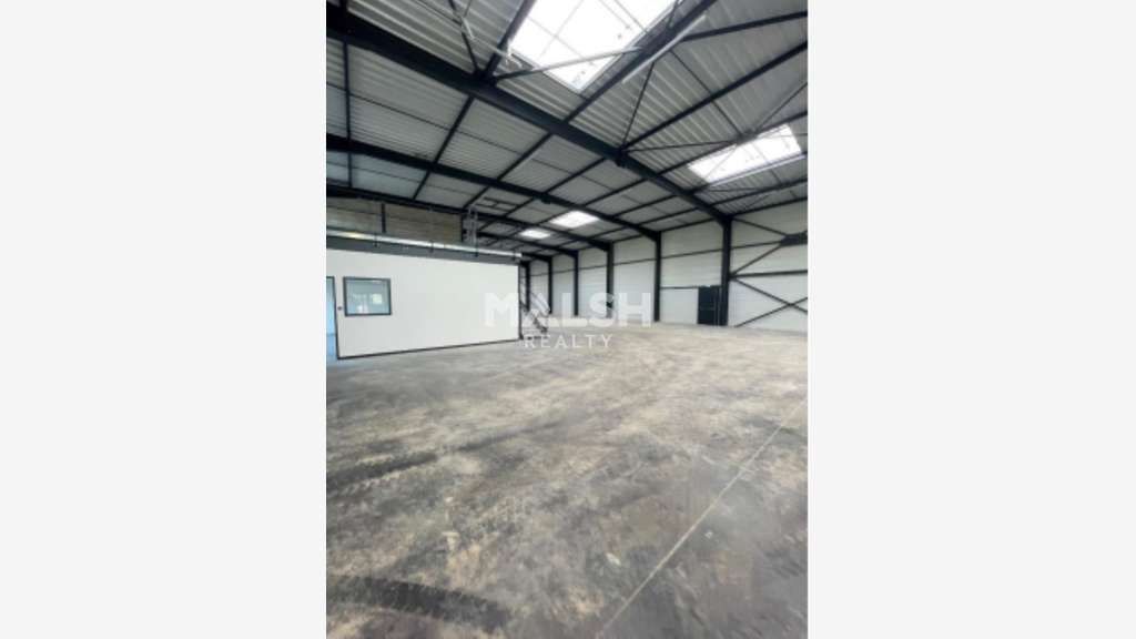 Local d'activités 325m² à louer à Décines-Charpieu