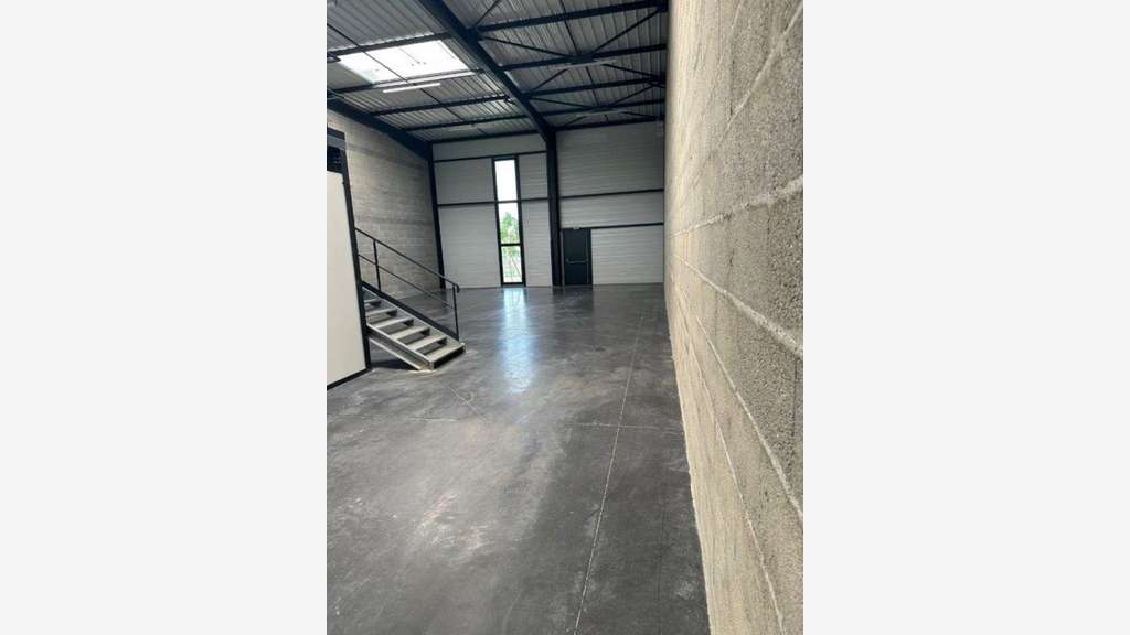 Local d'activité 325m² à louer à Décines-Charpieu