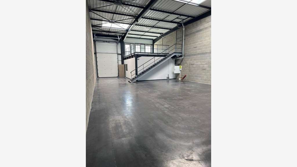 Local d'activité 325m² à louer à Décines-Charpieu