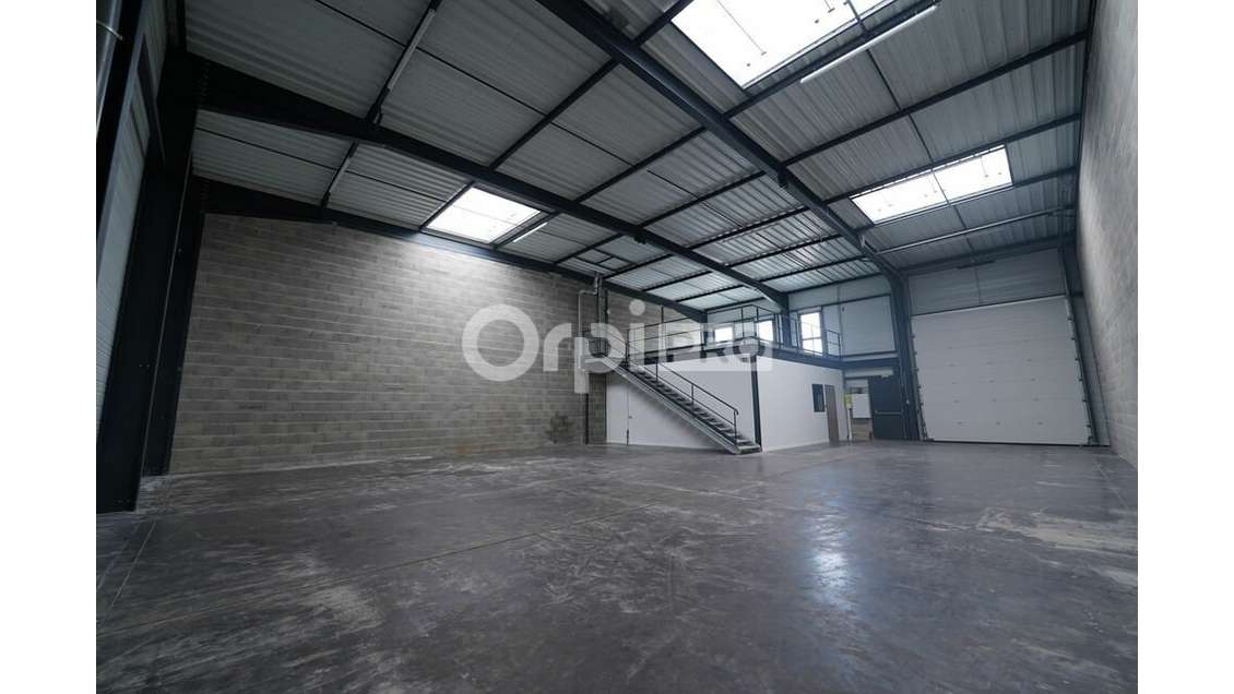 Local d'activité 319m² à louer à Décines-Charpieu