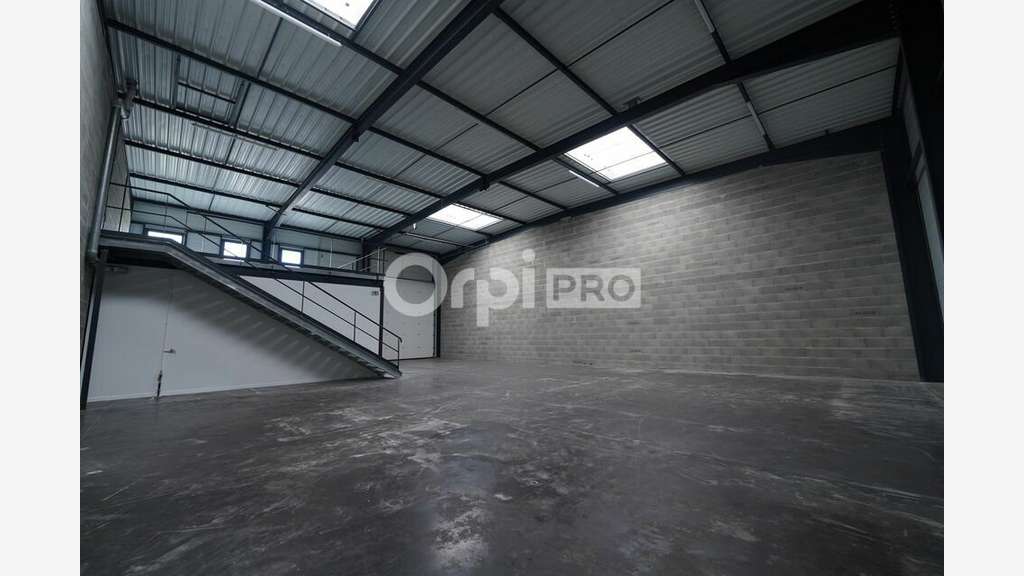 Local d'activité 319m² à louer à Décines-Charpieu