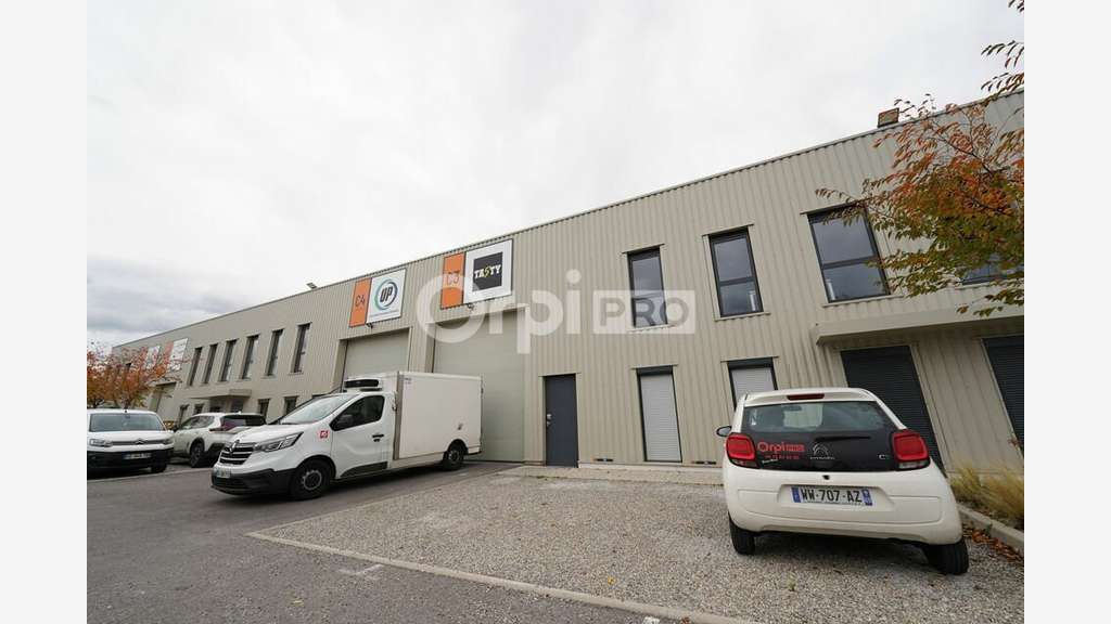 Local d'activité 319m² à louer à Décines-Charpieu