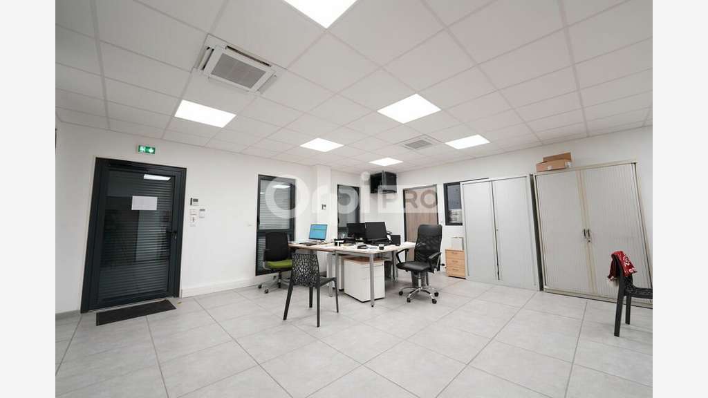 Local d'activité 319m² à louer à Décines-Charpieu