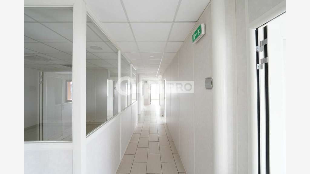 Bureaux 274m² à louer à Décines-Charpieu