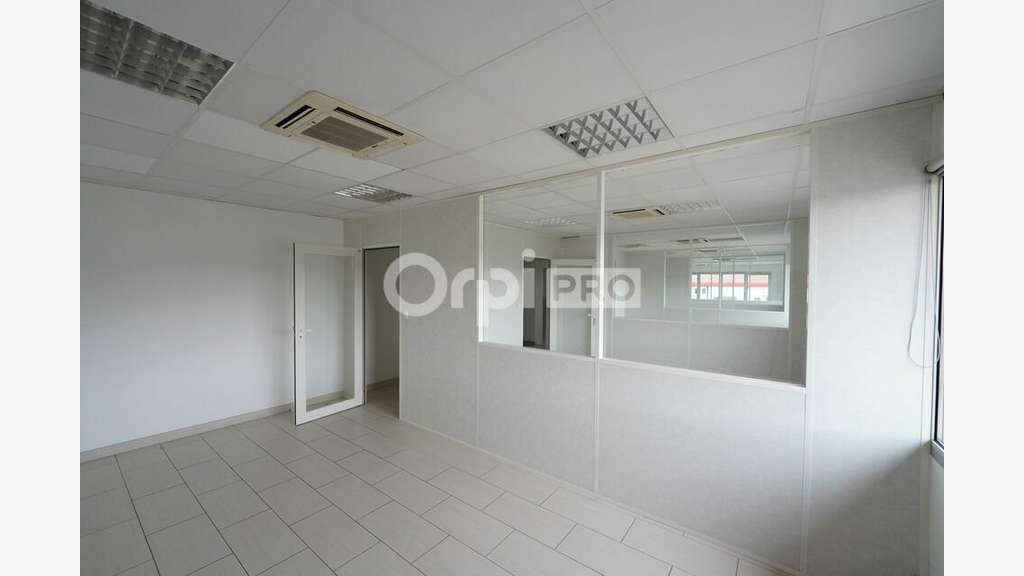 Bureaux 274m² à louer à Décines-Charpieu
