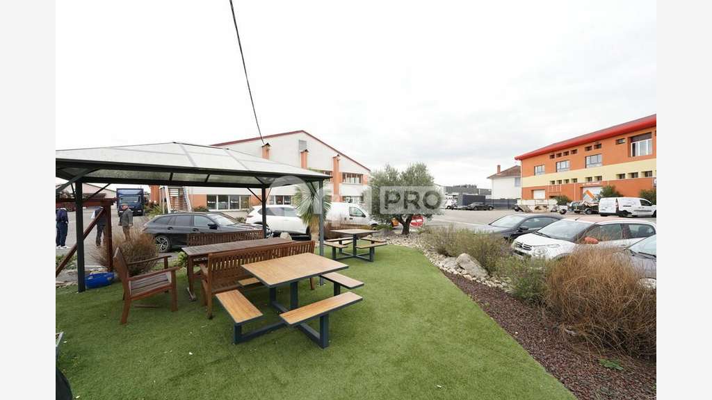 Bureaux 274m² à louer à Décines-Charpieu