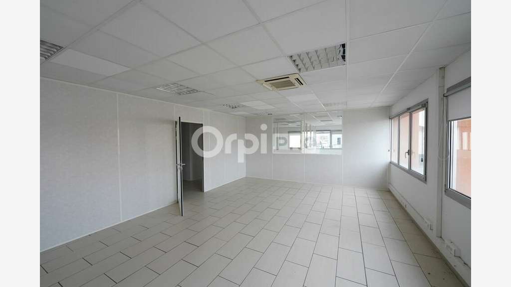 Bureaux 274m² à louer à Décines-Charpieu
