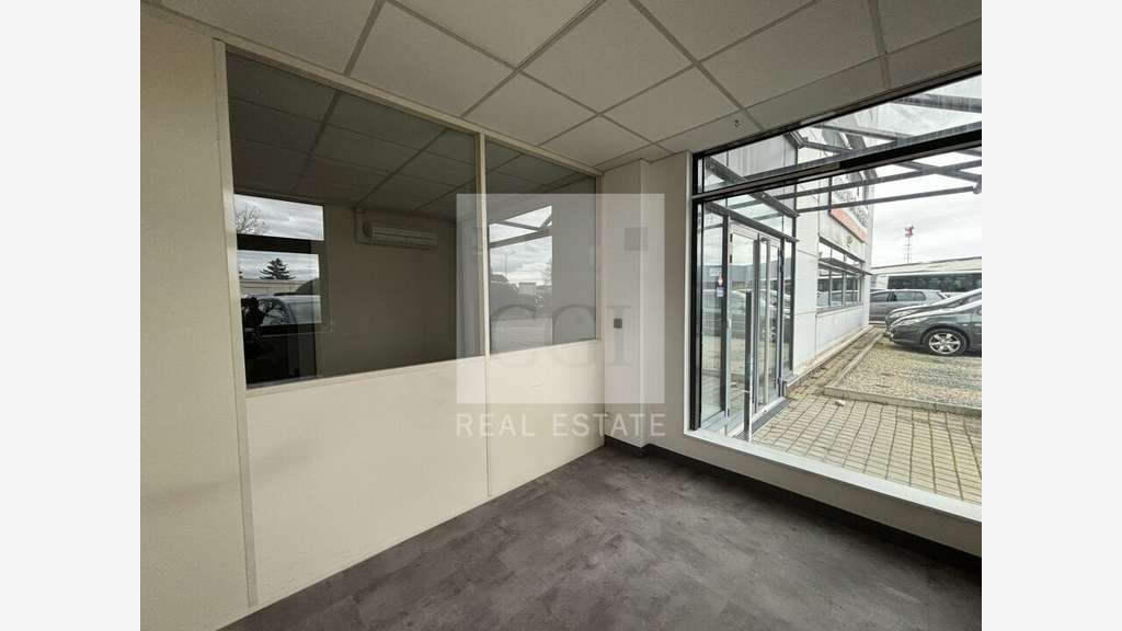 Local d'activité 733m² à louer à Décines-Charpieu
