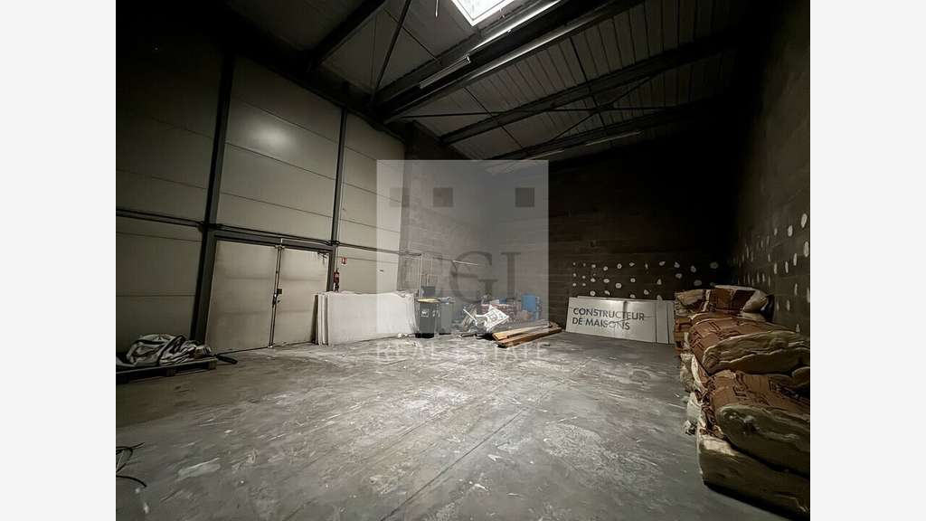 Local d'activité 733m² à louer à Décines-Charpieu