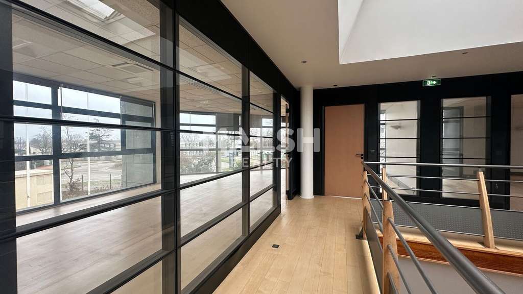 Bâtiment 3099m² à louer à Décines-Charpieu