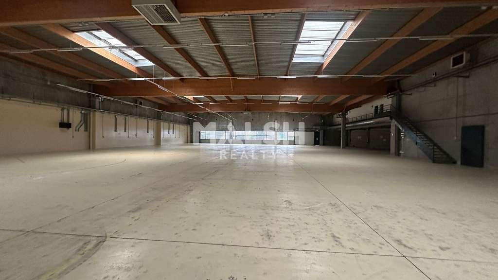 Bâtiment 3099m² à louer à Décines-Charpieu