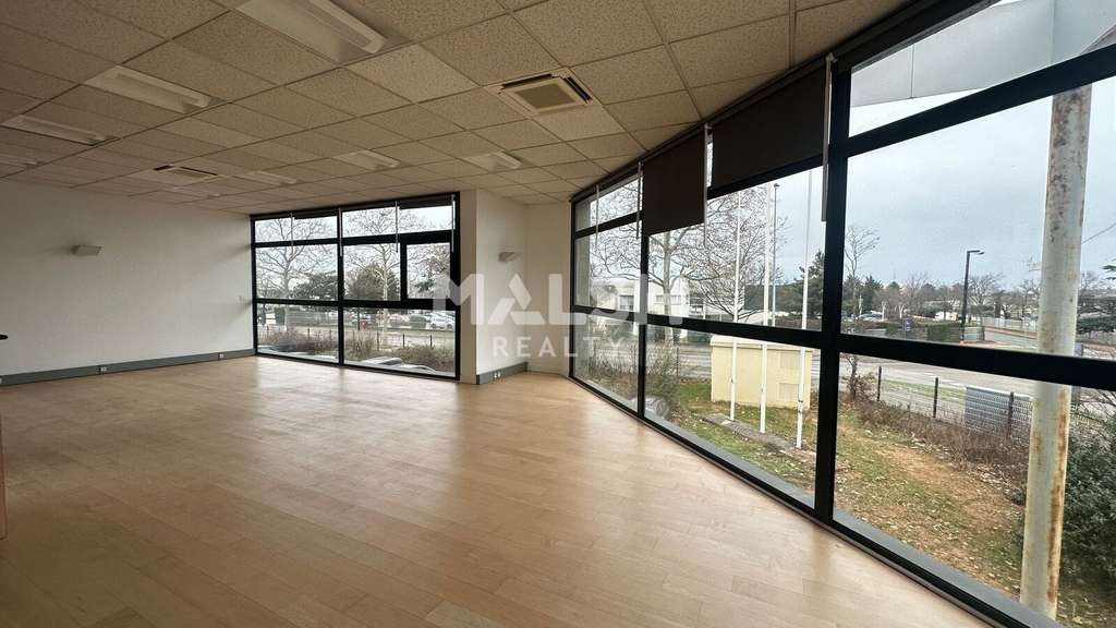 Bâtiment 3099m² à louer à Décines-Charpieu