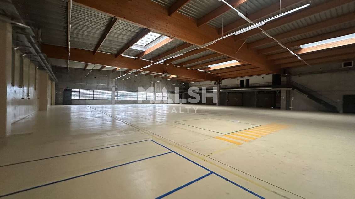 Bâtiment 3099m² à louer à Décines-Charpieu