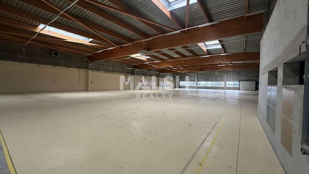 Bâtiment 3099m² à louer à Décines-Charpieu