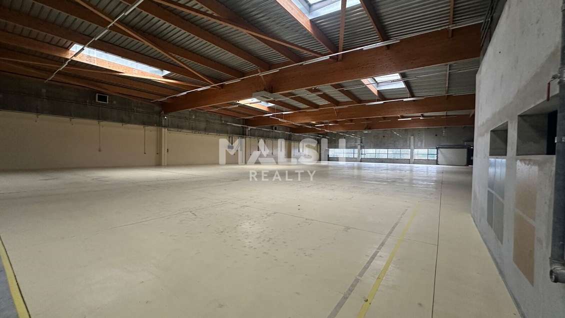 Bâtiment 3099m² à louer à Décines-Charpieu