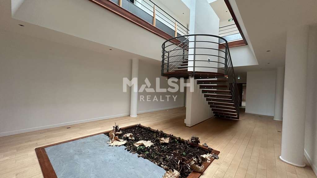 Bâtiment 3099m² à louer à Décines-Charpieu