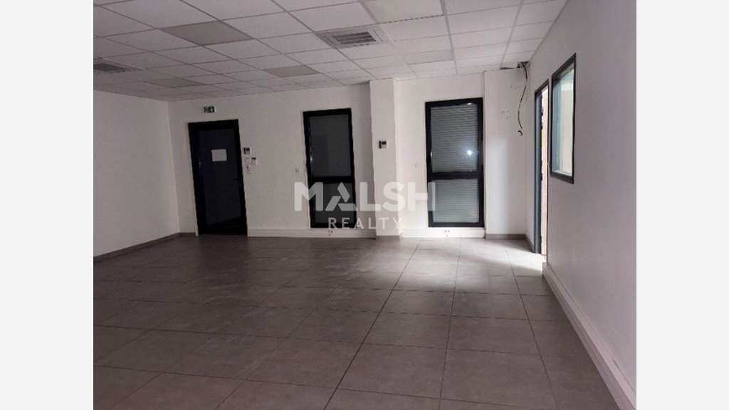Local d'activités récent 319m² à Décines-Charpieu