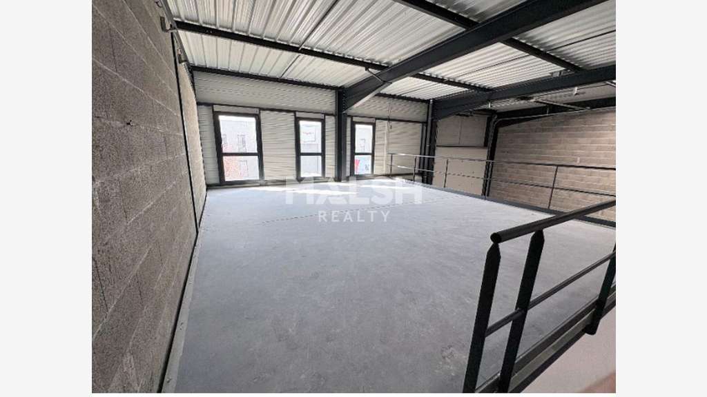 Local d'activités récent 319m² à Décines-Charpieu