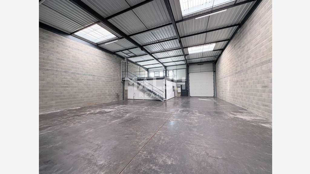 Local d'activités récent 319m² à Décines-Charpieu