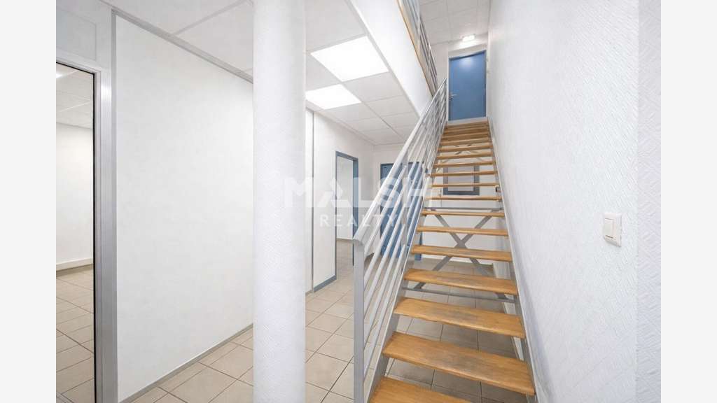 A louer local d'activités 645m² à Décines Charpieu