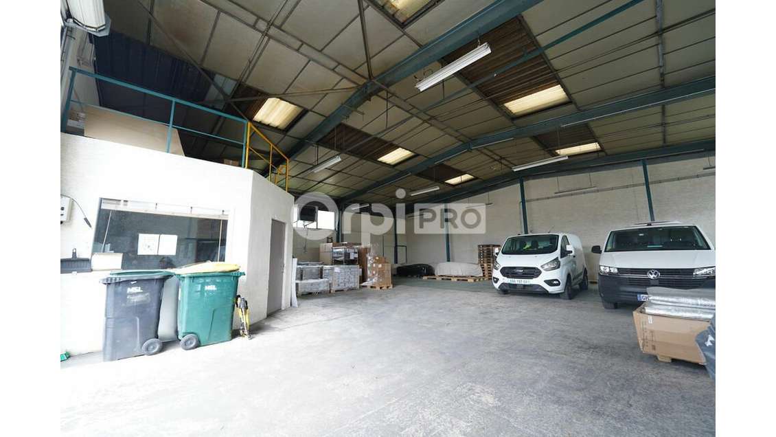 Local d'activité 372m² à louer à Décines-Charpieu