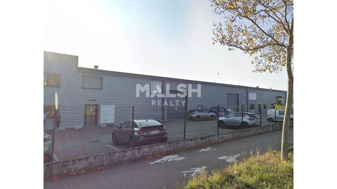 Locaux d'activités à DECINES CHARPIEU - A LOUER -