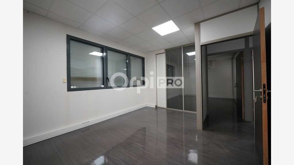 A louer local d'activité 225m² à Décines-Charpieu