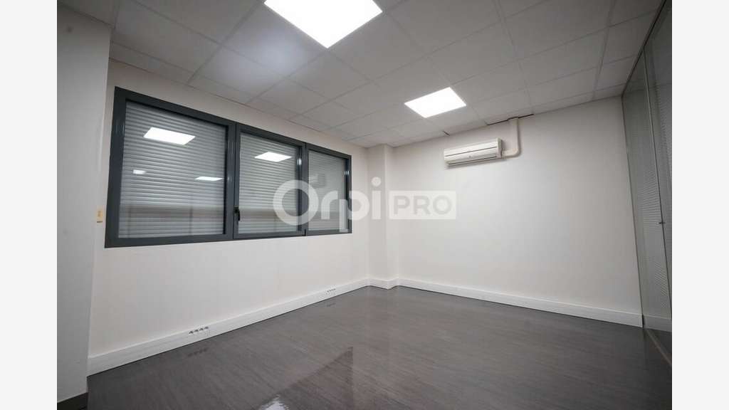 A louer local d'activité 225m² à Décines-Charpieu