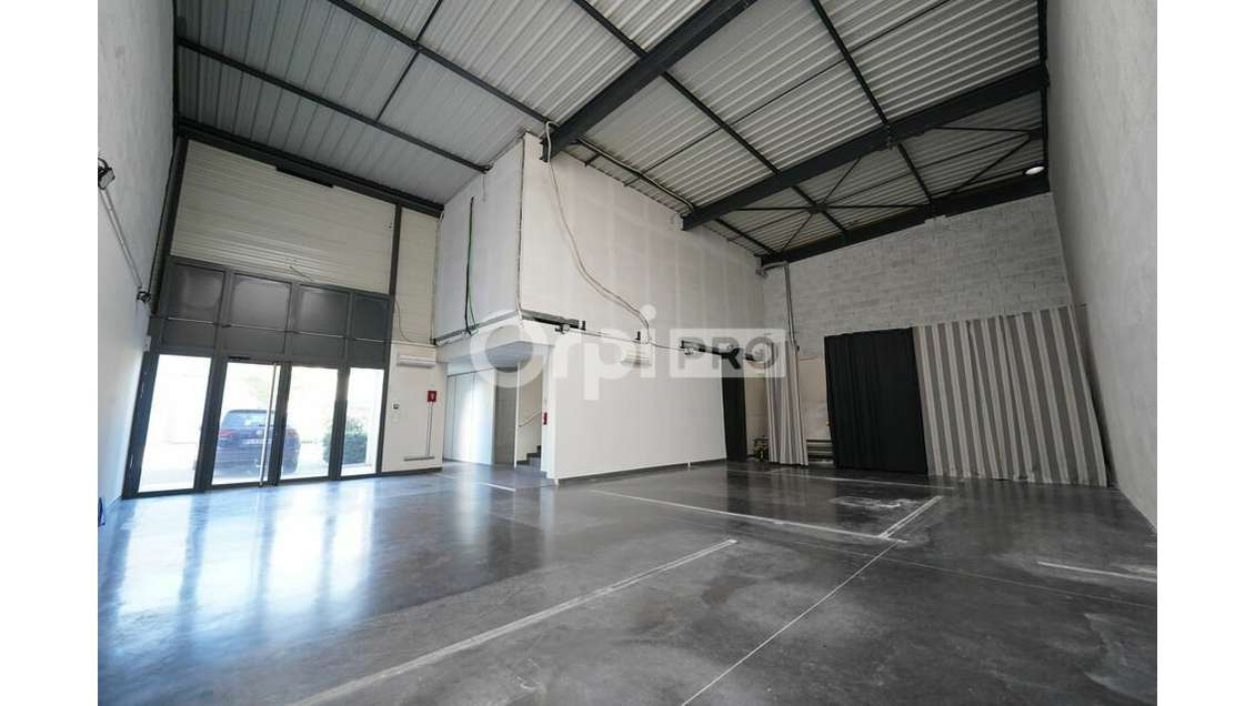 A louer local d'activité 225m² à Décines-Charpieu