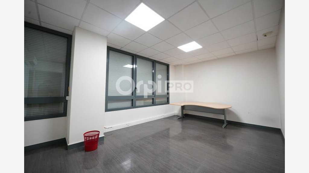 A louer local d'activité 225m² à Décines-Charpieu
