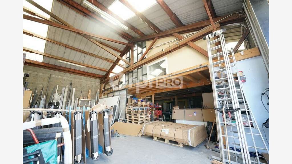 Local d'activité 300m² à louer à Décines-Charpieu