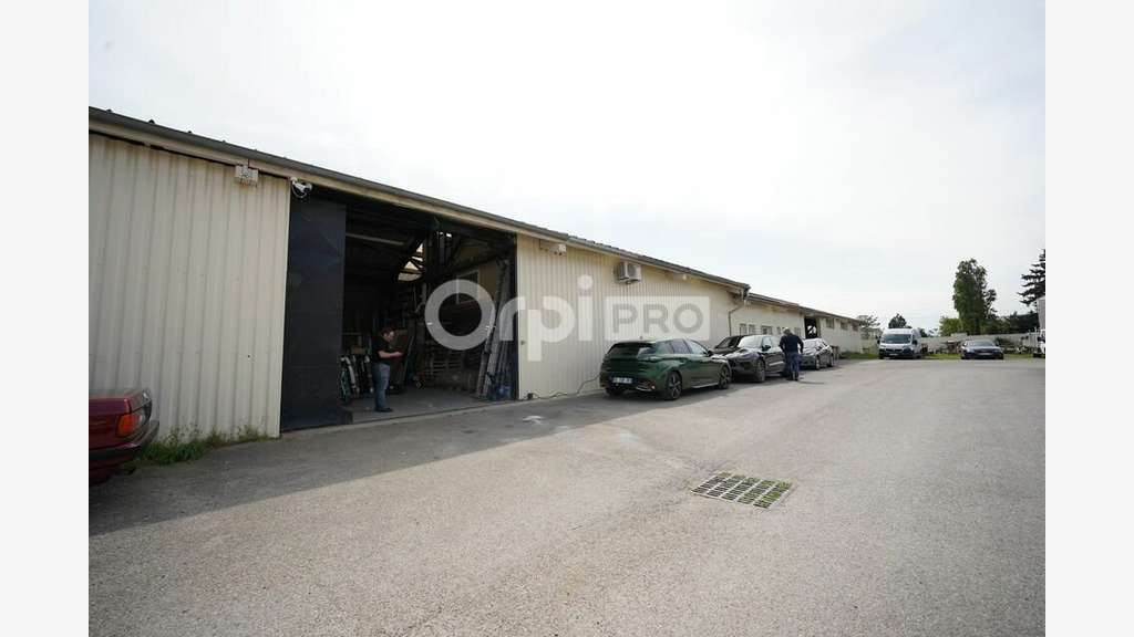 Local d'activité 300m² à louer à Décines-Charpieu