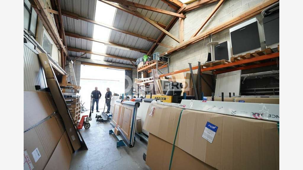 Local d'activité 300m² à louer à Décines-Charpieu