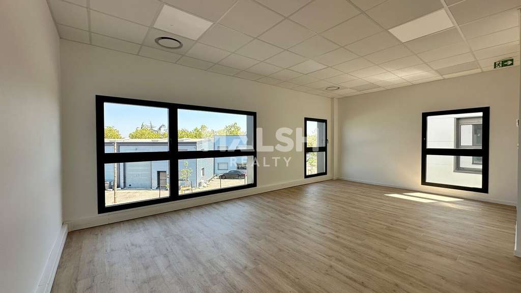 Locaux neufs 2217m² à louer à Décines-Charpieu