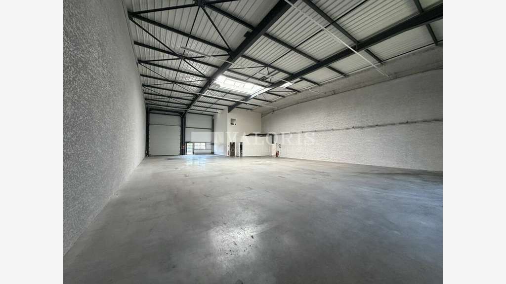 Cellule d'activité 491m² à Décines-Charpieu
