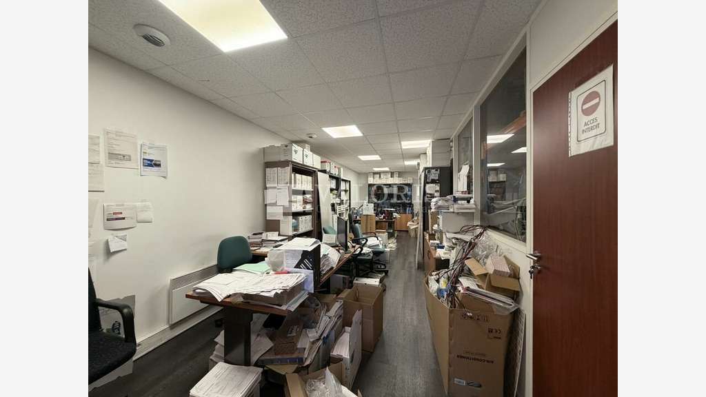 Local 200m² à Décines-Charpieu Av Roosevelt 