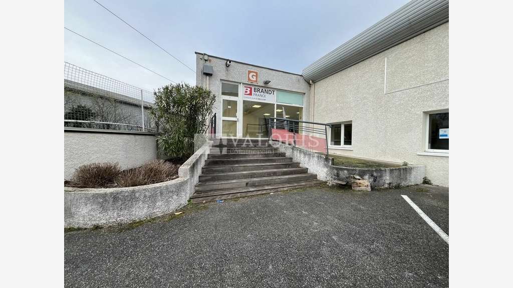 Locaux en parc d'activités à Décines-Charpieu