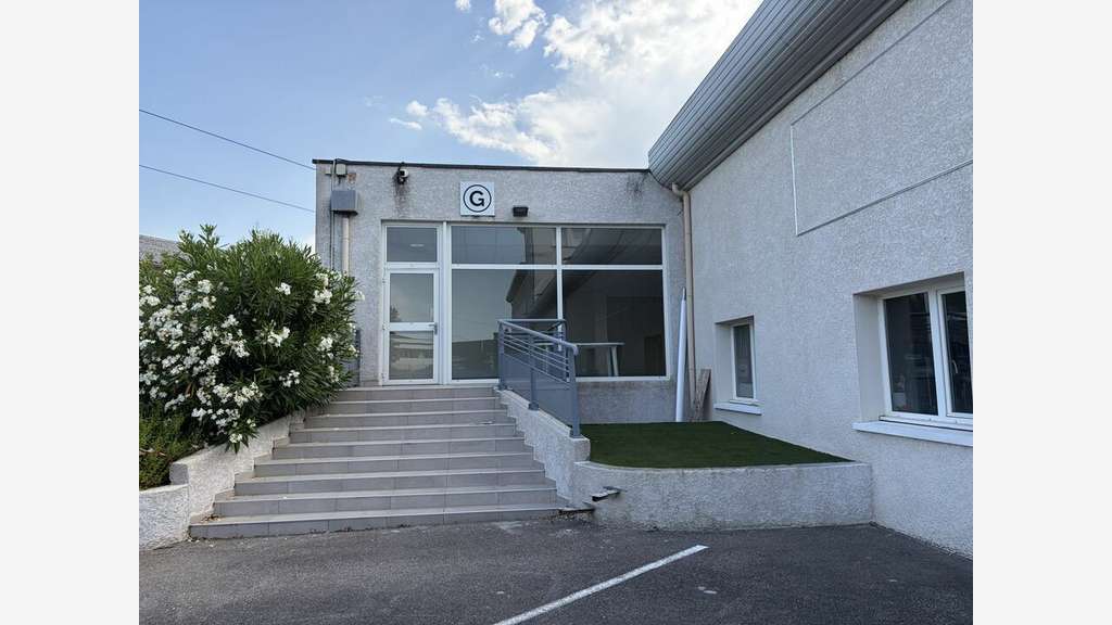 Locaux en parc d'activités à Décines-Charpieu