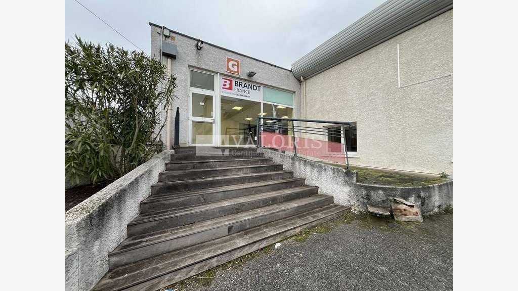 Locaux en parc d'activités à Décines-Charpieu