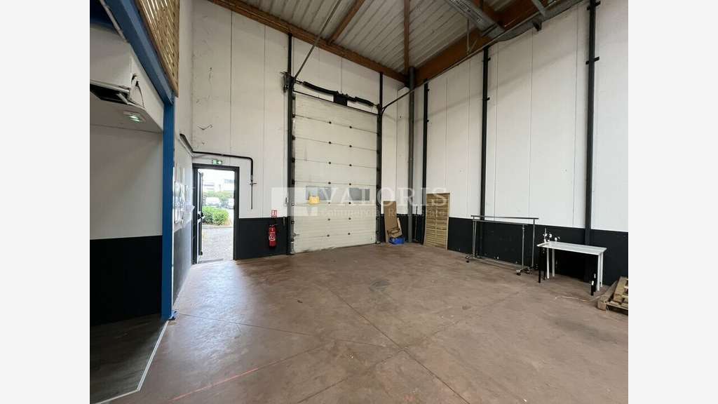 A louer locaux d'activités à Décines