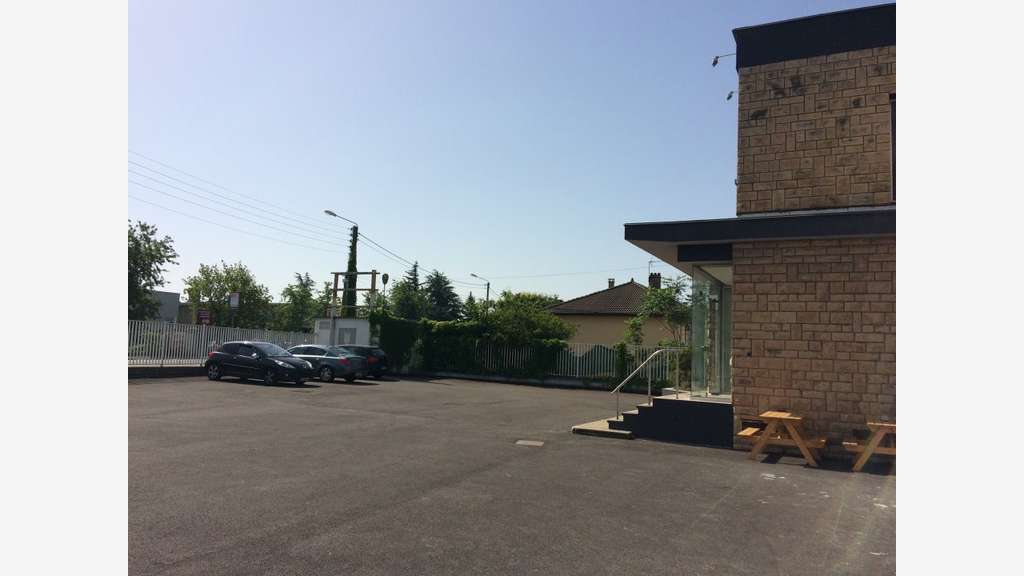 Bâtiment industriel 2300m² à Décines-Charpieu