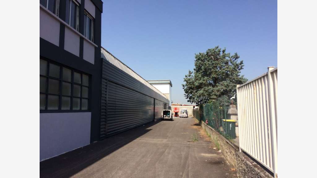 Bâtiment industriel 2300m² à Décines-Charpieu