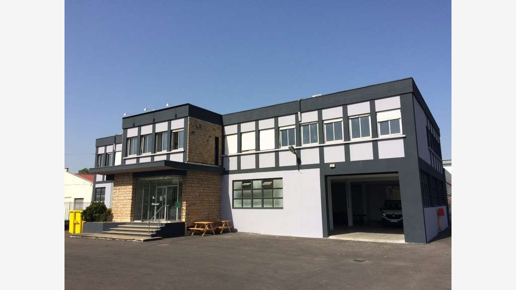 Bâtiment industriel 2300m² à Décines-Charpieu