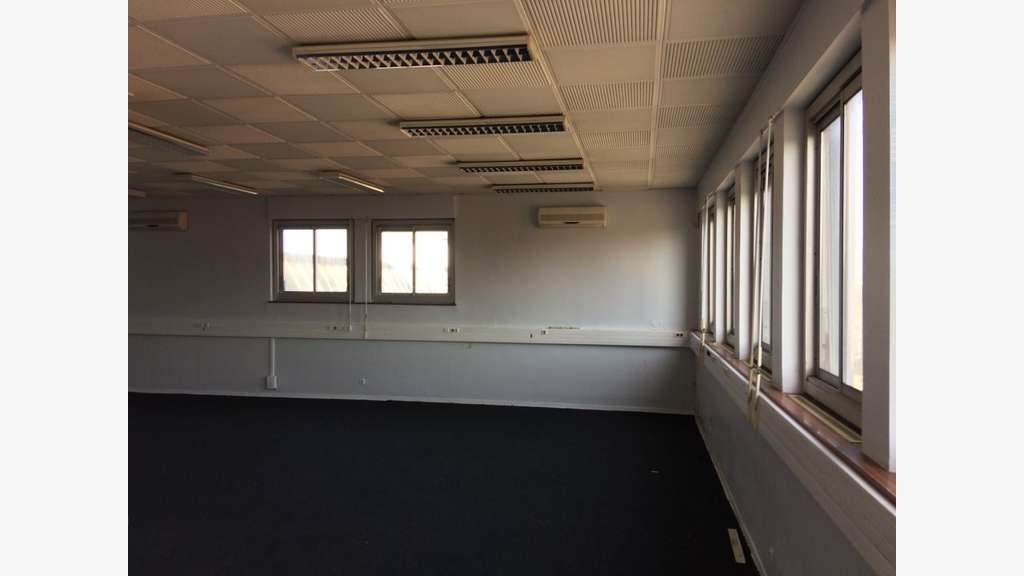 Bâtiment industriel 2300m² à Décines-Charpieu