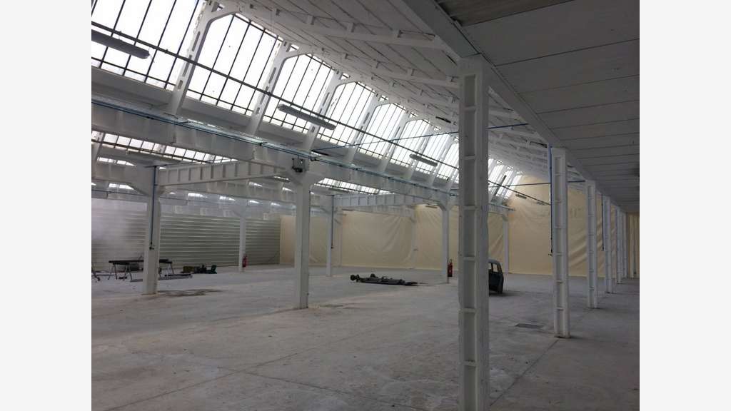 Bâtiment industriel 2300m² à Décines-Charpieu