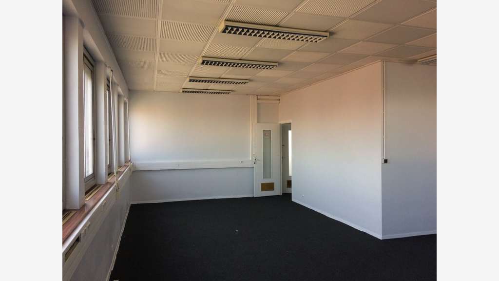 Bâtiment industriel 2300m² à Décines-Charpieu