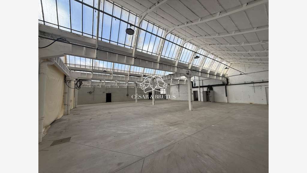 A louer bâtiment 2300m² à Décines-Charpieu