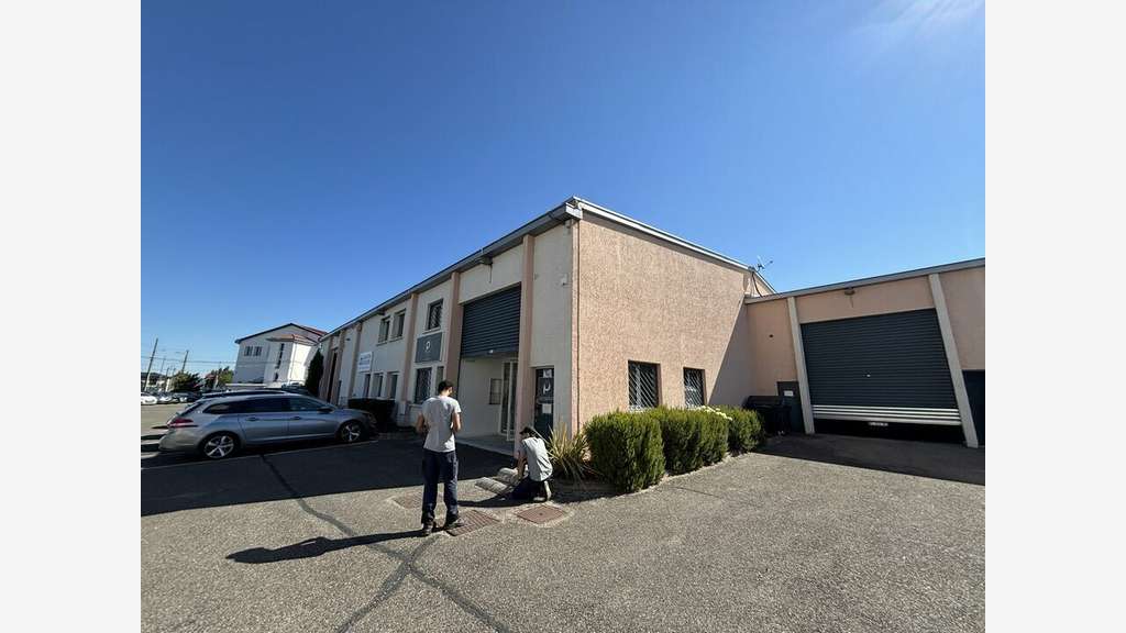 DECINES CHARPIEU - LOCAL D'ACTIVITE à louer