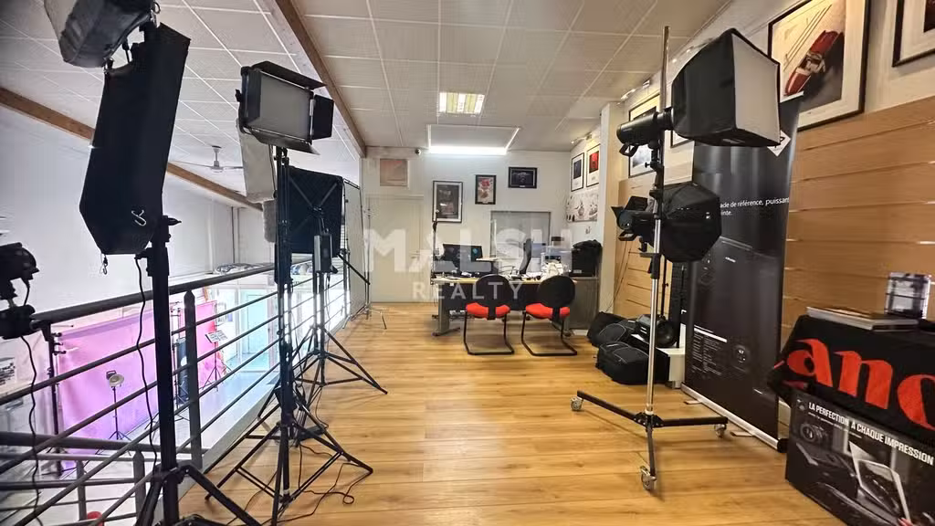 A louer local d'activités 394m² à Decines Charpieu